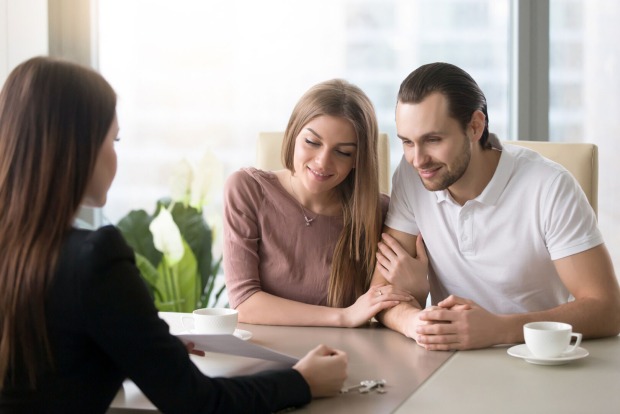 Paar unterzeichnet Ehevertrag | Credit: iStock.com/fizkes