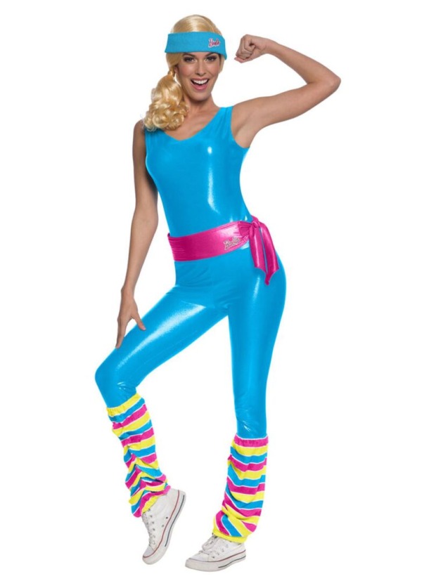 Blondine im Fitness Barbiekostüm