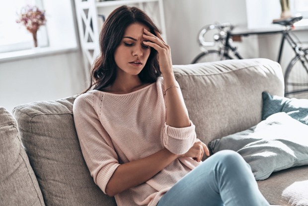 Frau sitzt frustriert auf der Couch | Credit: iStock.com/g-stockstudio