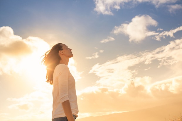 Frau genießt die Sonne | Credit: iStock.com/kieferpix