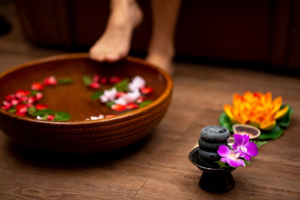 Frauenfüße in einer Holzwanne | Credit: iStock.com/Pakorn_Khantiyaporn