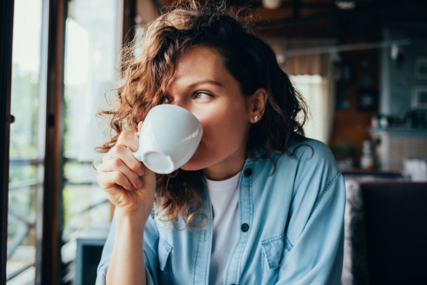 Frau trinkt Kaffee zuhause | Credit: iStock.com/iprogressman