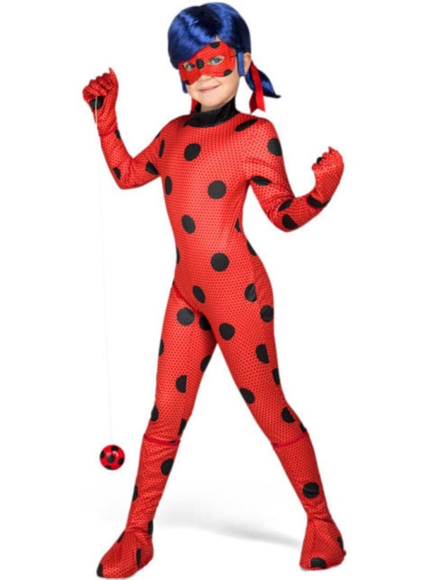 Mädchen als Lady Bug verkleidet.