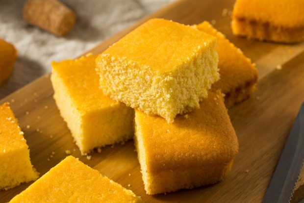 Maisbrot auf einem Brett | Credit: iStock.com/bhofack2