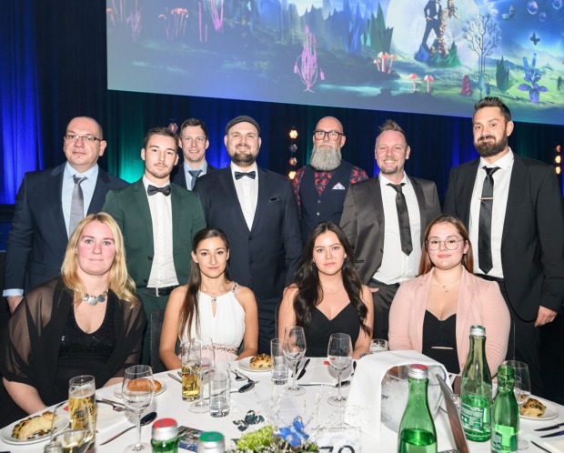 Die Firma GRASS, mit Thomas Wizgall, stellt seit vielen Jahren die Awards für die Ausgezeichneten des Lehrlingsballs zur Verfügung.