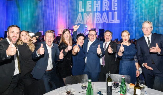 Industrie-Lehrlingssprecher Martin Saler und Bildungssprecher Udo Filzmaier feierten gemeinsam mit AK Präsident Bernhard Heinzle, VP Jessica Lutz und WK-VDir. Gudrun Petz-Bechter.