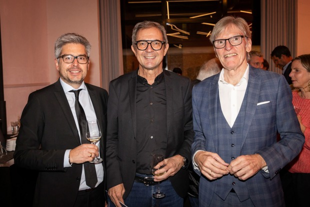 Anwalt Hanno Lecher (WB-Obmann Dornbirn), Vorstand Bernhard Ölz (PRISMA Gruppe) und WKV Präsident Wilfried Hopfner (v. li.)