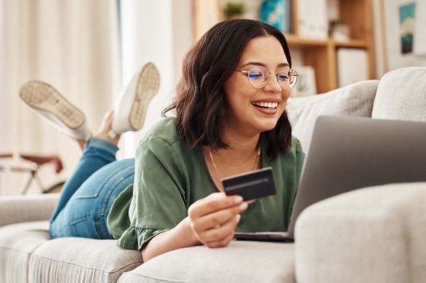 Frau liegt auf der Couch mit Notebook | Credit: iStock.com/Jacob Wackerhausen