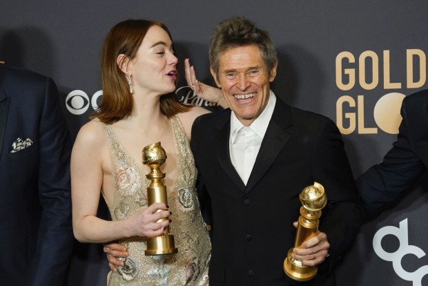 Emma Stone und Willem Dafoe bei den Golden Globes 2024.