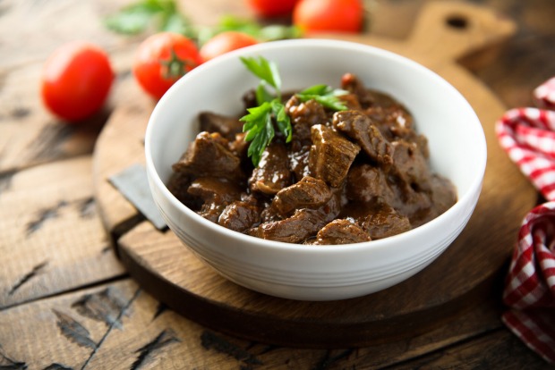 Rindergulasch in einem Teller | Credit: iStock.com/Mariha-kitchen