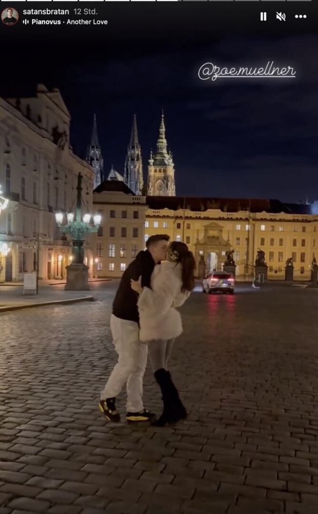 Satans Bratan küsst seine neue Freundin in Prag.