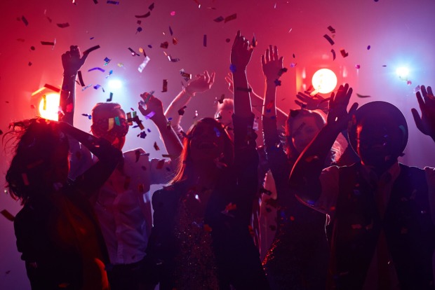Menschen feiern bei einer Party.