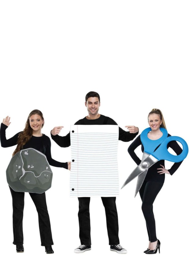 Zwei Frauen und ein Mann verkleidet als Schere, Stein, Papier.