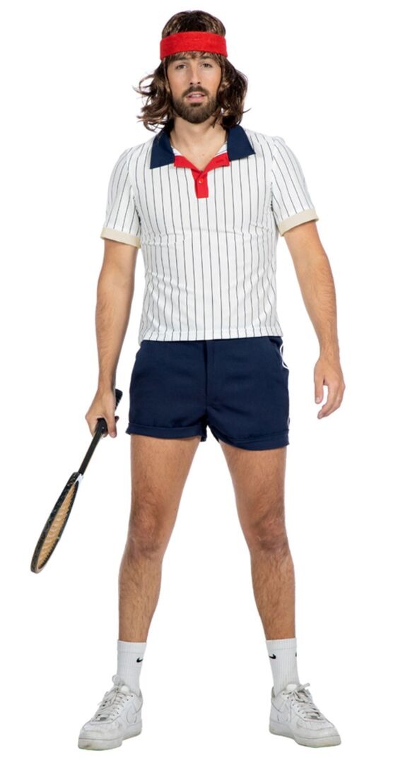 Mann als Tennisspieler in kurzer Hose verkleidet.
