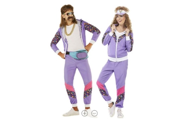 Mann und Frau im lila Retro-Trainingsanzug