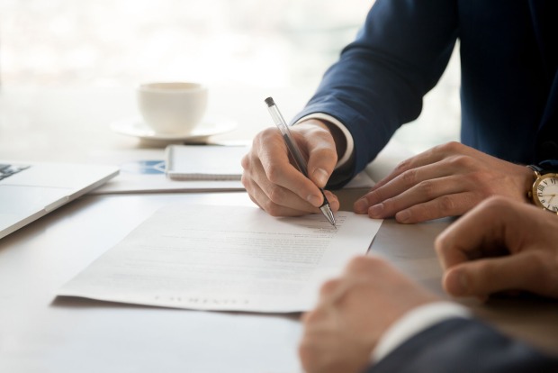Vertrag wird unterzeichnet | Credit: iStock.com/fizkes