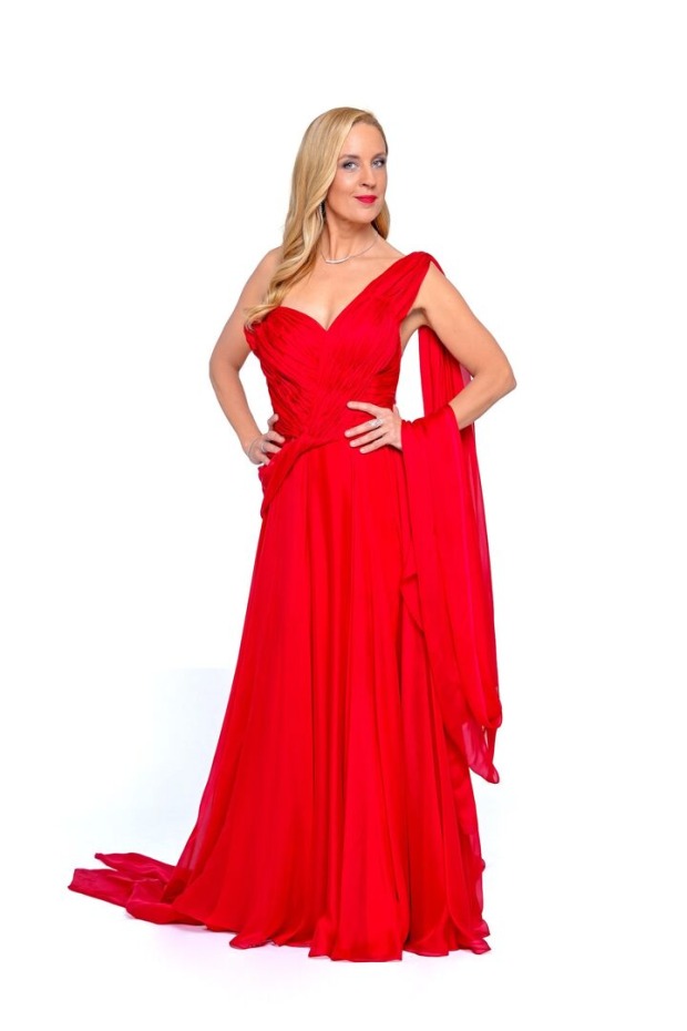 Lilian Klebow in einem roten Kleid für den Opernball 2024.