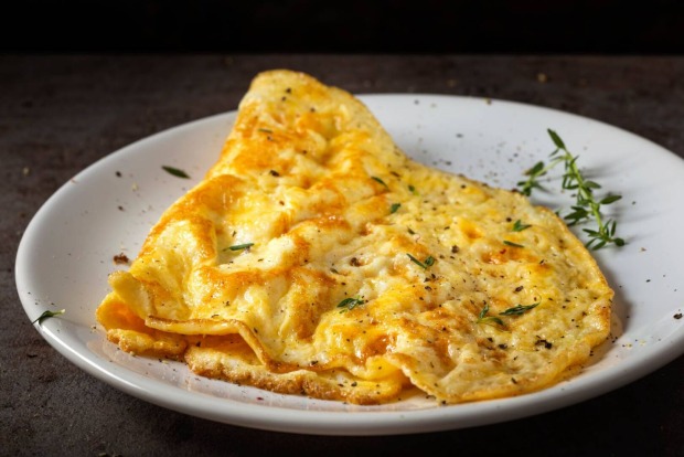 Omelett auf einem Teller, hergestellt aus Eiern und Käse