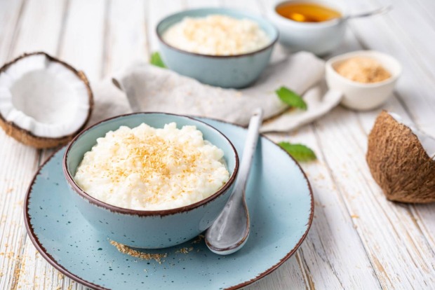 Hellblaue Schale mit Milchreis