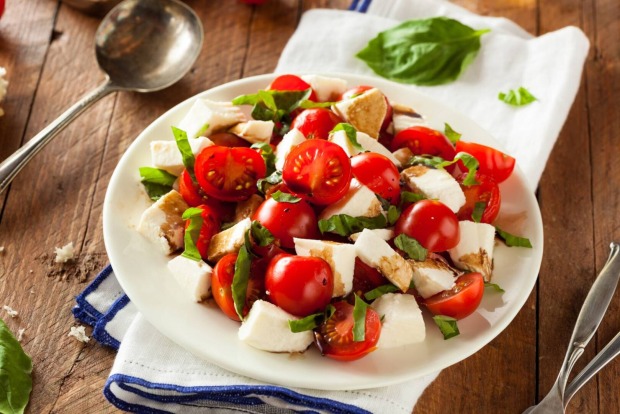 Teller mit geschnittenem Mozzarella und Tomaten