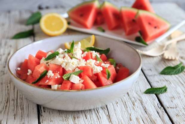 Weiße Schale mit klein geschnittenem Feta und Wassermelonenwürfeln
