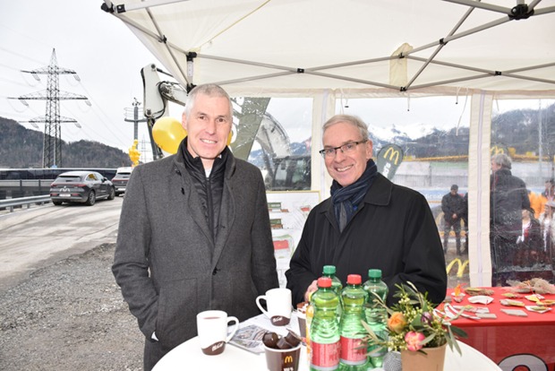 Robert Zimmermann  (Raiffeisenbank Montfort) und Karl Loacker (v. li.)