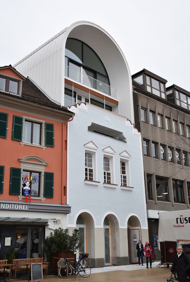 Hinter der 200jährigen Fassade waren Kornspeicher, Kino, Feinkostladen, hier war die Brauerei Löwenbräu und kurze Zeit auch die Wirtschaft Zum goldenen Löwen.