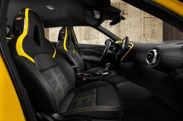 Gelb und Schwarz dominieren das Inneren des Nissan Juke.