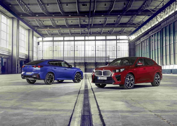 BMW X2 und IXS: Die kontinuierlich fließende Dachlinie sorgt für eine coupéförmige, flache Silhouette.
