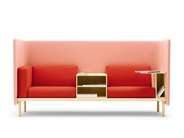 Zartrosa Sofa mit hoher Lehne und integriertem Tisch