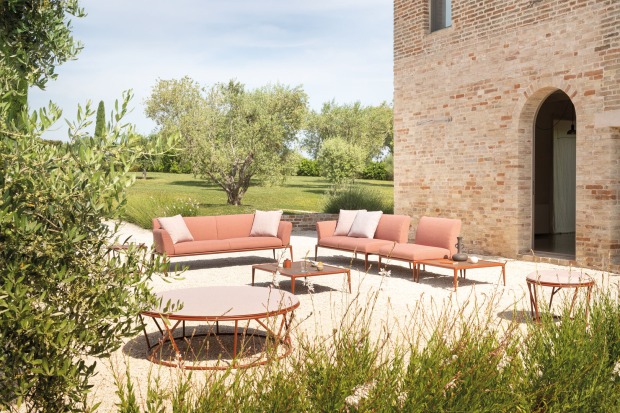 Outdoorsofa in Peach Fuzz vor altem Gemäuer