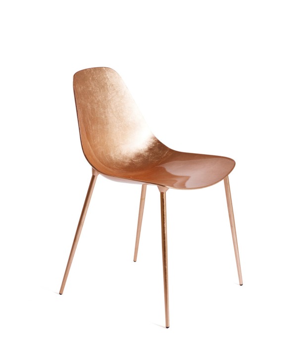 Sessel mit glänzender zartrosa Oberfläche