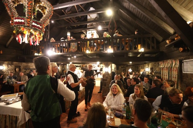 Tanzende und musizierenden Menschen beim Heurigen