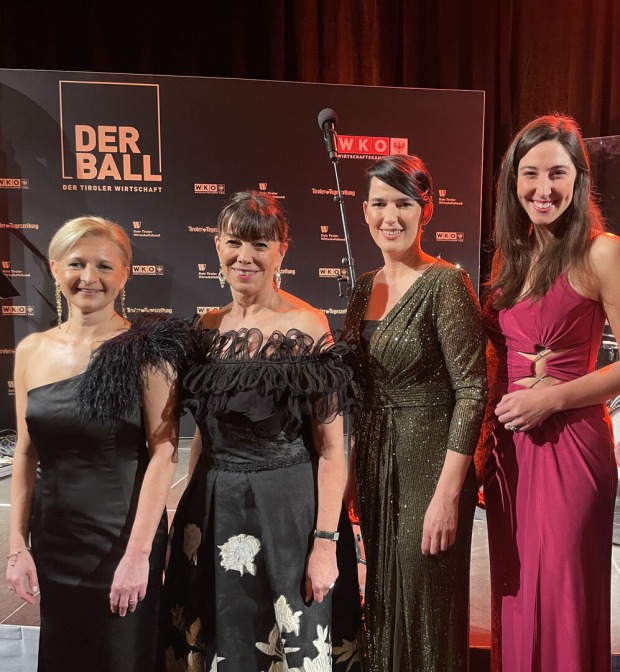 4 Damen in Ballrobe