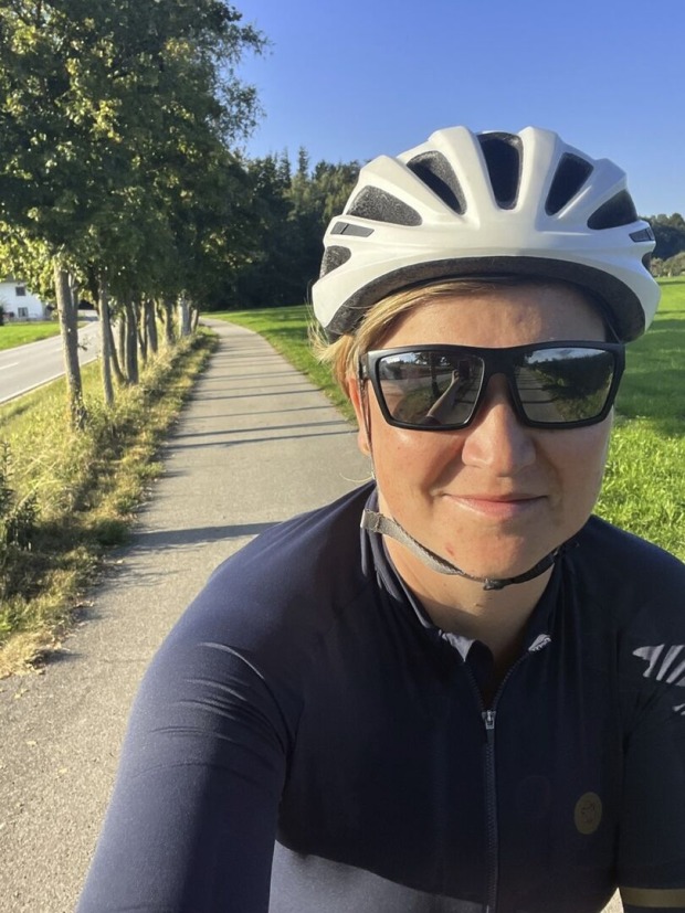Anna Schiester (Bürgerliste) auf ihrem Gravelbike.