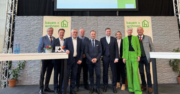Salzburgs Politik und führende Persönlichkeiten aus der Wohnungswirtschaft bei der Eröffnung der Messe.