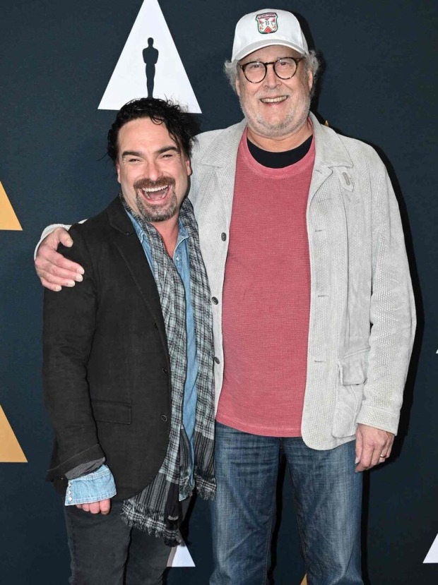 Johnny Galecki wirkt neben Chevy Chase winzig.