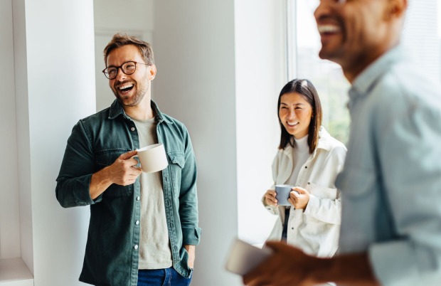 Mitarbeiter machen Kaffeepause | Credit: iStock.com/JLco - Julia Amaral