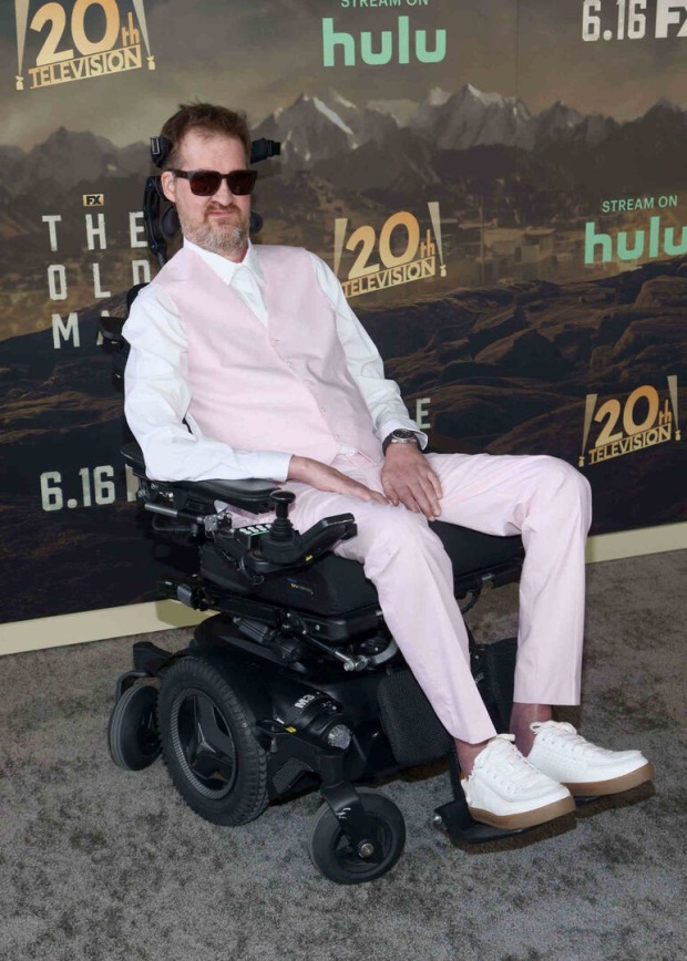Kenneth Mitchell im Rollstuhl bei einer Premiere im Jahr 2022