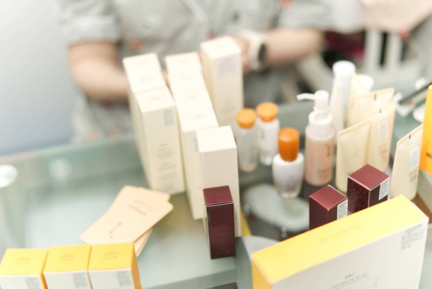 Koreanische Make-up-Verpackungen und Fläschchen