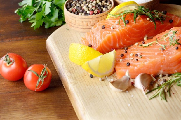 Lachsfilet auf einen Brett | Credit: iStock.com/OlenaMykhaylova
