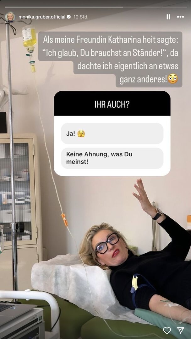 Monika Gruber liegt auf einer Story auf Instagram auf einem Arztbett und bekommt eine Infusion.