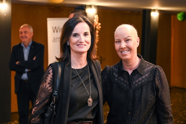 Simone Murinik (Lauterach) und Gewinnerin Iris Müller (Götzis)