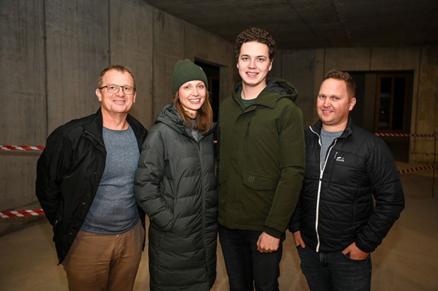 Christoph Albrecht (Baumanagement),  Christine und Manuel Dragaschnig, Philipp Sohm (alle Wälderbau) (v. li.)