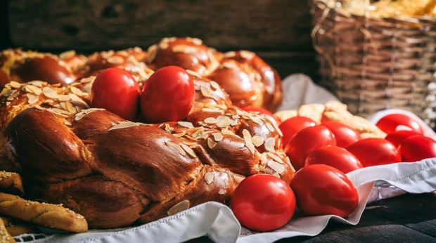 Godnküpfi mit Ostereiern | Credit: iStock.com/Rawf8