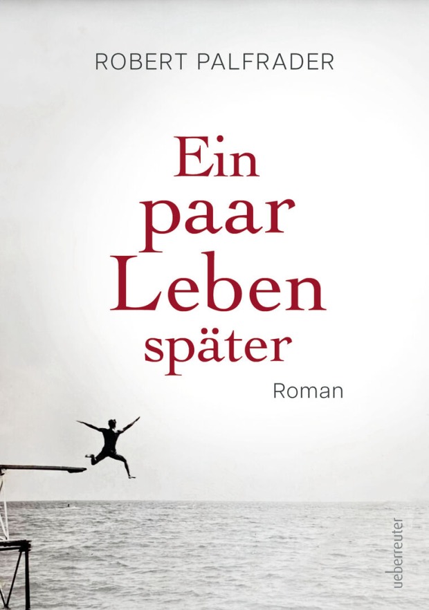 Der Cover zu Palfraders Buch "Ein paar Leben später". Auf dem schwarzweißen Einband eine undeutliche Figur die mit offenen armen von einem Sprungbrett ins Wasser springt.