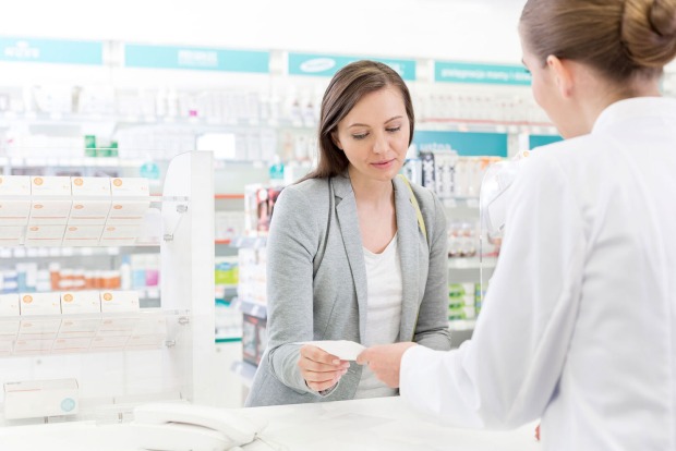 Frau in einer Apotheke | Credit: iStock.com/Caiaimage/Agnieszka Wozniak