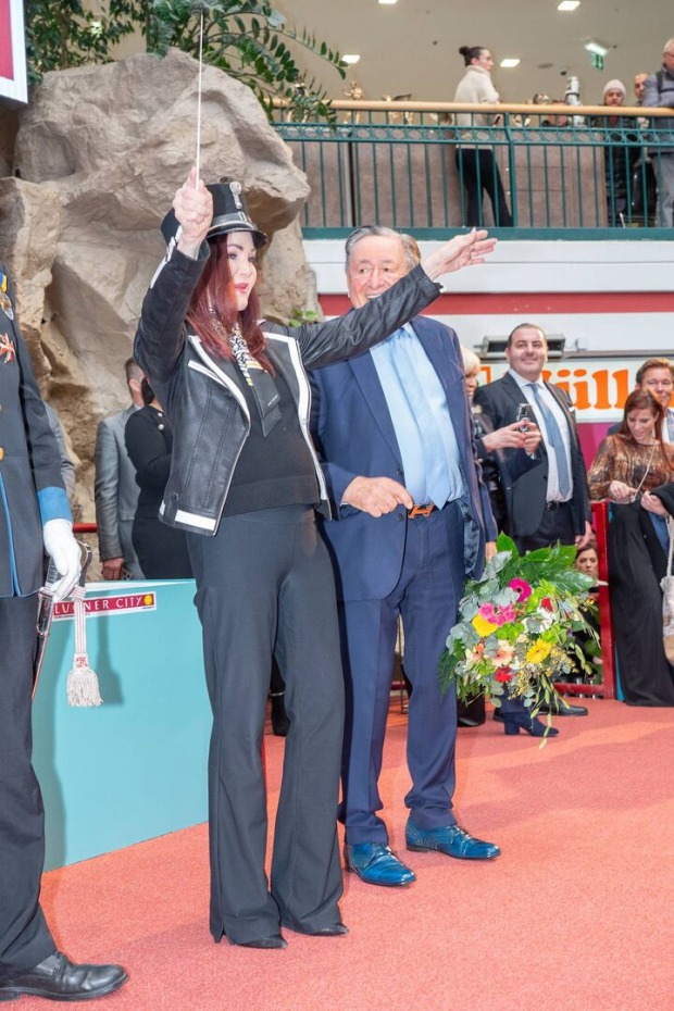 Priscilla Presley beim Dirigieren in der Lugner City.