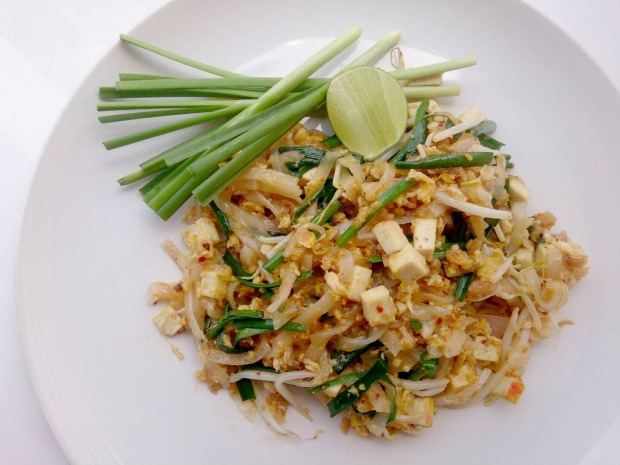 Teller mit gebratenen Reisnudeln, Frühlingszwiebeln und Tofu, auch bekannt als "Pad Thai".
