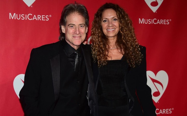 Richard Lewis mit seiner Frau Joyce Lapinsky bei einer Veranstaltung 2015.